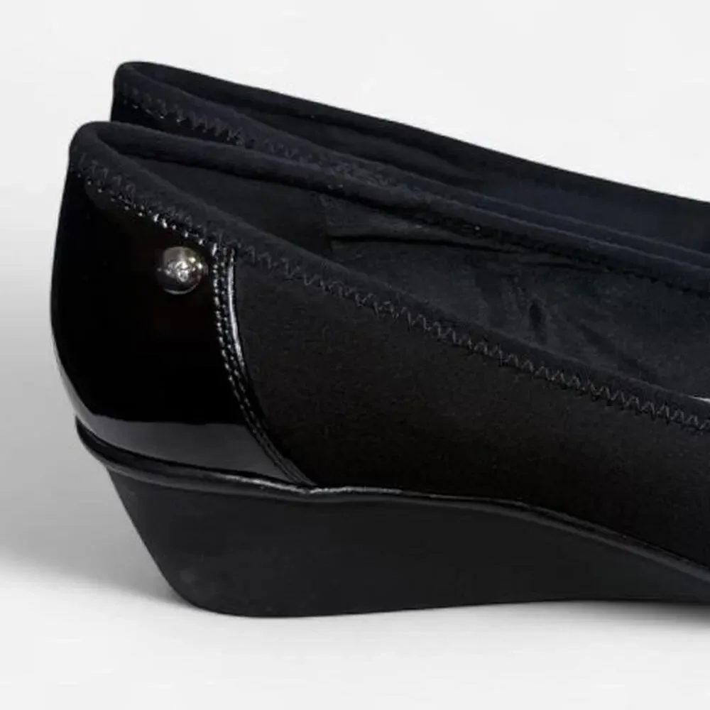 Anne Klein AK Sport Dahny Women’s 8.5 Black Wedge Pumps Stretch Fabric Cap Toe